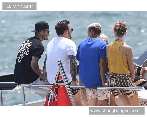 足球明星在海边的惬意时光与阳光下的迷人风采尽显无遗