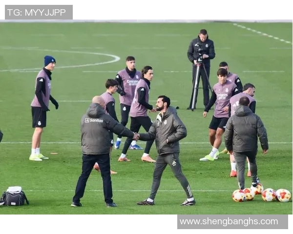 足球明星在训练中被教练意外发现隐藏天赋引发媒体热议